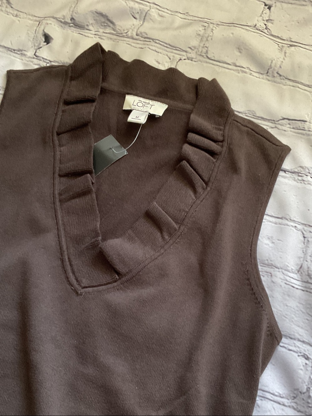 NWT Size Medium LOFT Chocolate Brown Ruffled V-Neck Sleeveless Knit Shirt - Picture 7 of 7